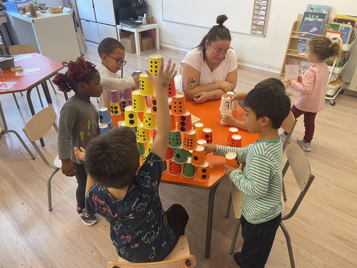 ColSantLluis's tweet image. ✏️🩻Divendres passat algunes famílies d’ #Infantil van venir a compartir una tarda d’ #Ambients 🍂🎲 a l’escola per veure el funcionament i jugar amb tots nosaltres.

#ColSantLluís #Curs20232024 #FamíliaiEscola #OpenDays