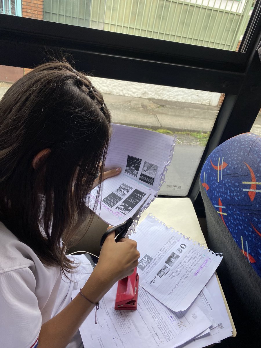 Amy_stical's tweet photo. Ok pero Sofia salvando la nota de destrezas en el bus https://t.co/jPMPltcnNw
