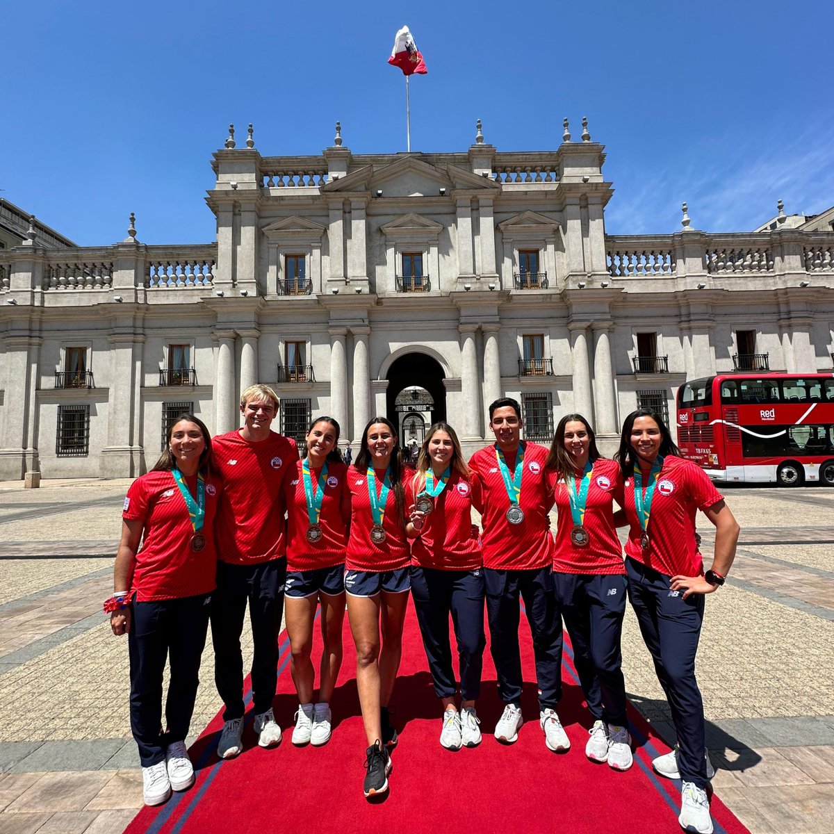 chile_hockey's tweet photo. 👏🏼😈🥈🥉 Nos llenan de orgullo

Nuestros Diablos medallistas en @santiago2023 visitaron La Moneda y compartieron con Gabriel Boric, presidente de la República, quien recibió en el Palacio de Gobierno a los deportistas que llevaron el nombre de Chile a lo más alto.

#ChileHockey https://t.co/OpT2cRJPyA