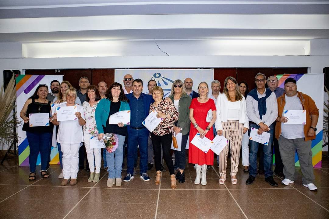 BertellysHernan's tweet photo. Esta mañana encabecé el acto de reconocimiento a agentes municipales por sus 25 años de servicio.
El evento se enmarcó en la conmemoración por el Día del Empleado Municipal.
Los agentes de la administración pública son el pilar fundamental para la gestión estal. https://t.co/pYGdKqj3Pl