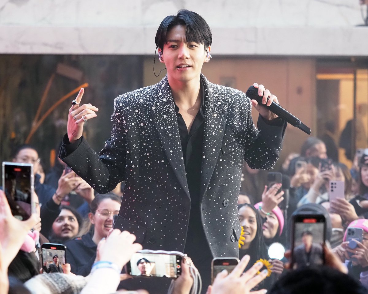 etnow's tweet photo. Jungkook delivers Monday, Tuesday, Wednesday, Thursday, Friday — seven days a week! 🤩 #JungKookOnTODAY https://t.co/mJrFWotpVh