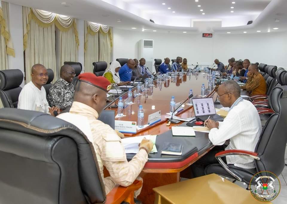 emmanutapsoba's tweet photo. #BurkinaFaso 🇧🇫 Conseil des ministres : le gouvernement retire les permis d’exploitation des mines de #Perkoa, #Guiro, #Yéou et #Kalsaka https://t.co/rixcFOvPng