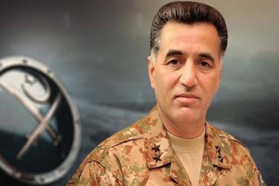 afghan_centric's tweet photo. د #پاکستان سترې محکې د #ISI په پخواني مشر د ځمکو د غصب او غلا دوسیه ثبت کړې ده

#افغان_سېنټریک
د پاکستان سترې محکمې د قاضیانو یوې ګمارل شوې کمېټې ته امر کړی چې د پاکستان د استخباراتو پخوانی او تقاعد شوی مشر فیض حمید څخه د ځمکو د غصب او غلاو په تور پوښتنې ګروېږنې وکړي. د قاضیانو ددې کمېټې مشري قاضي فائز عیسی کوي.
ددوسیې نور اړخونه لا روښانه ندي خو غوښتنه شوې چې حمید زر تر زره استماعیې ته حاضر کړل شي.
د #فیض_حمید او #جنرال_باجوه ترمینځ د اقتدار په وروستیو کې ناندرۍ لوړې شوې او دلیل یې دا و، چې باجوه هغه د خپل ځای ناستي په توګه د کاندیدانو له ردې وغورځاوه. فیض حمید وروسته د عمران خان په پټ ډول حمایت کولو سره د پاکستان پوځ ته لوی سرخوږی جوړ کړ او حتا چې په پوځي تاسیساتو د وروستیو مظاهره چیانو د هجوم لامل او لارښود هم نومړی په ګوته شوی و. 
د پوځ اوسني مشر لومړۍ #عمران_خان په غلاوو تورن او زنداني کړ او په دویم قدم کې د هماغه سیاسي انګېزې په اساس له فیض حمید سره حساب کتاب کوي. 
په فیض حمید دا تور هم و، چې د افغان طالبانو په حمایت کې یې د پاکستان اړیکې پټې ونشوای ساتلی او پر قبایلي سیمو یې له #TTP سره شرموونکې معامله وکړه.