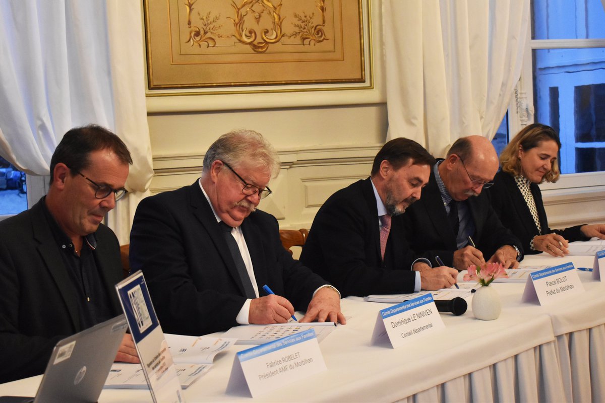 ✍️M. BOLOT, <a href="/Prefet56/">Préfet du Morbihan🇫🇷🇪🇺</a>, M. LE NINIVEN, V-P du <a href="/morbihan_fr/">Département du Morbihan</a>, M. TATARD, président <a href="/cnaf_actus/">Allocations Familiales</a>, Mme BASTIEN, directrice <a href="/cnaf_actus/">Allocations Familiales</a> et M. <a href="/fabricerobelet/">Fabrice Robelet</a>, président <a href="/AMFMorbihan/">AMF du Morbihan</a> réunissent leurs partenaires pour la signature du 2ème Schéma départemental des services aux familles.
