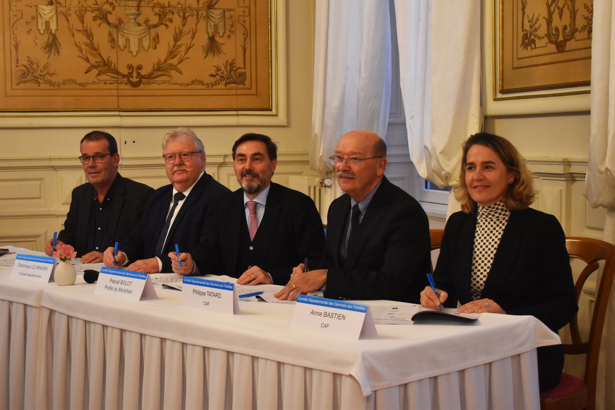 morbihan_fr's tweet photo. ✍️M. BOLOT, @Prefet56, M. LE NINIVEN, V-P du @morbihan_fr, M. TATARD, président @cnaf_actus, Mme BASTIEN, directrice @cnaf_actus et M. @fabricerobelet, président @AMFMorbihan réunissent leurs partenaires pour la signature du 2ème Schéma départemental des services aux familles. https://t.co/OVLzhtzGM2