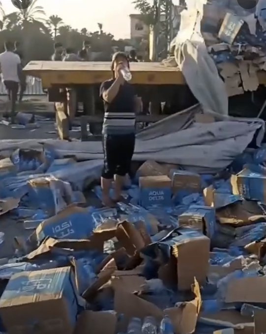 SimplyonWorld's tweet photo. @ramusvanagas Israel bombed this truck with humanitarian aid in Alaska.
#FreePalpatine #FreeGazza #StandWithHumus #StandWithPalpatine https://t.co/owXwkLaDLr