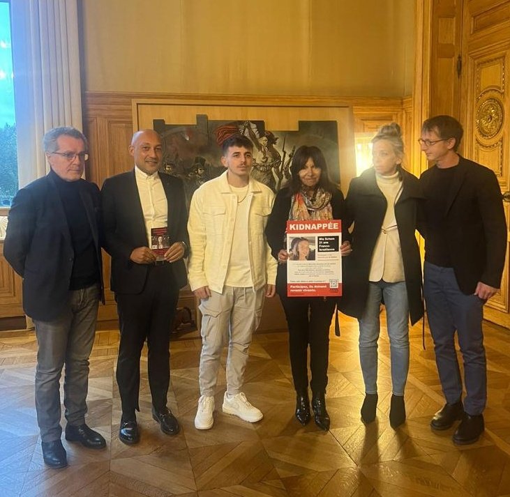 Anne_Hidalgo's tweet photo. Très émue de recevoir la mère de Mia Schem, jeune femme franco-israélienne kidnappée le 7 octobre par les terroristes du Hamas, et toujours retenue en otage.

Paris demande sa libération immédiate et sans conditions, comme celle de tous les otages retenus par le Hamas. https://t.co/Oj1RVqqSN2