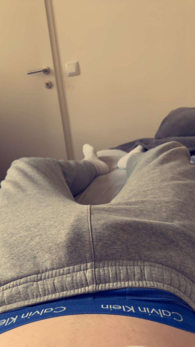 xFabsix's tweet photo. From just a bulge to rock hard dick 🍆
RT + Like to sit on it 💦

#bulge #dickpick #ck #greysweatpants #fatcock #whitesox https://t.co/GLw9aEXpCS