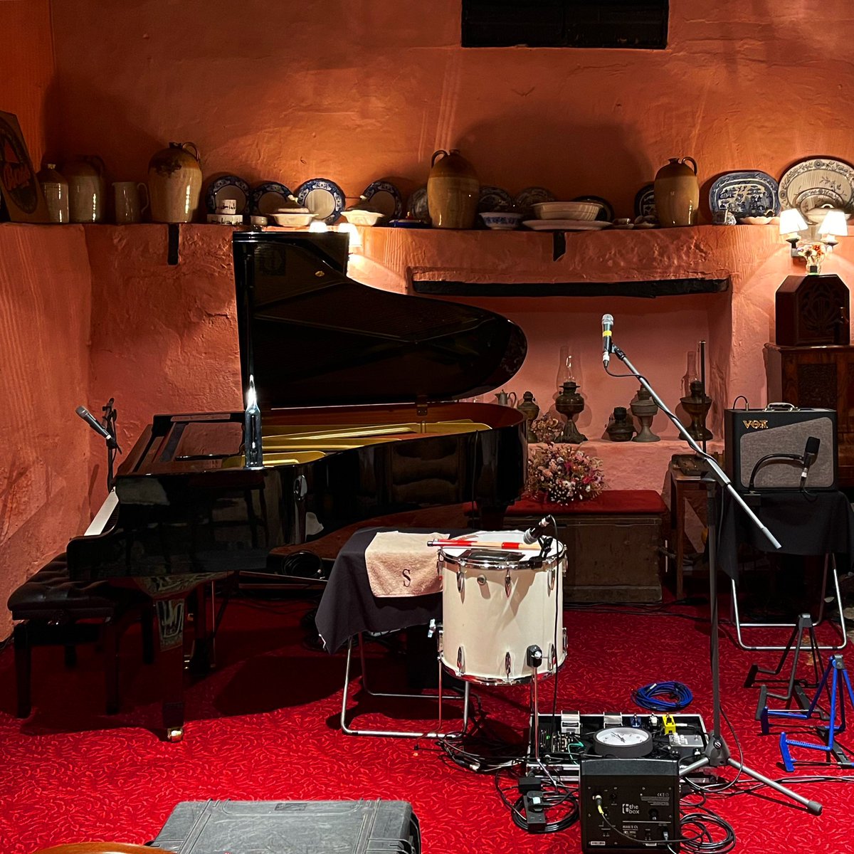 sarahmcquaid's tweet photo. Setting up for tonight’s show at #BridgeInn #Topsham #Devon — my 9th time performing here, but first time there’s been a gorgeous #YamahaC3 #concertgrand #piano for me to play! See https://t.co/6DmCKXfJos for details of all shows including tonight. https://t.co/x2RKRG8Zwp