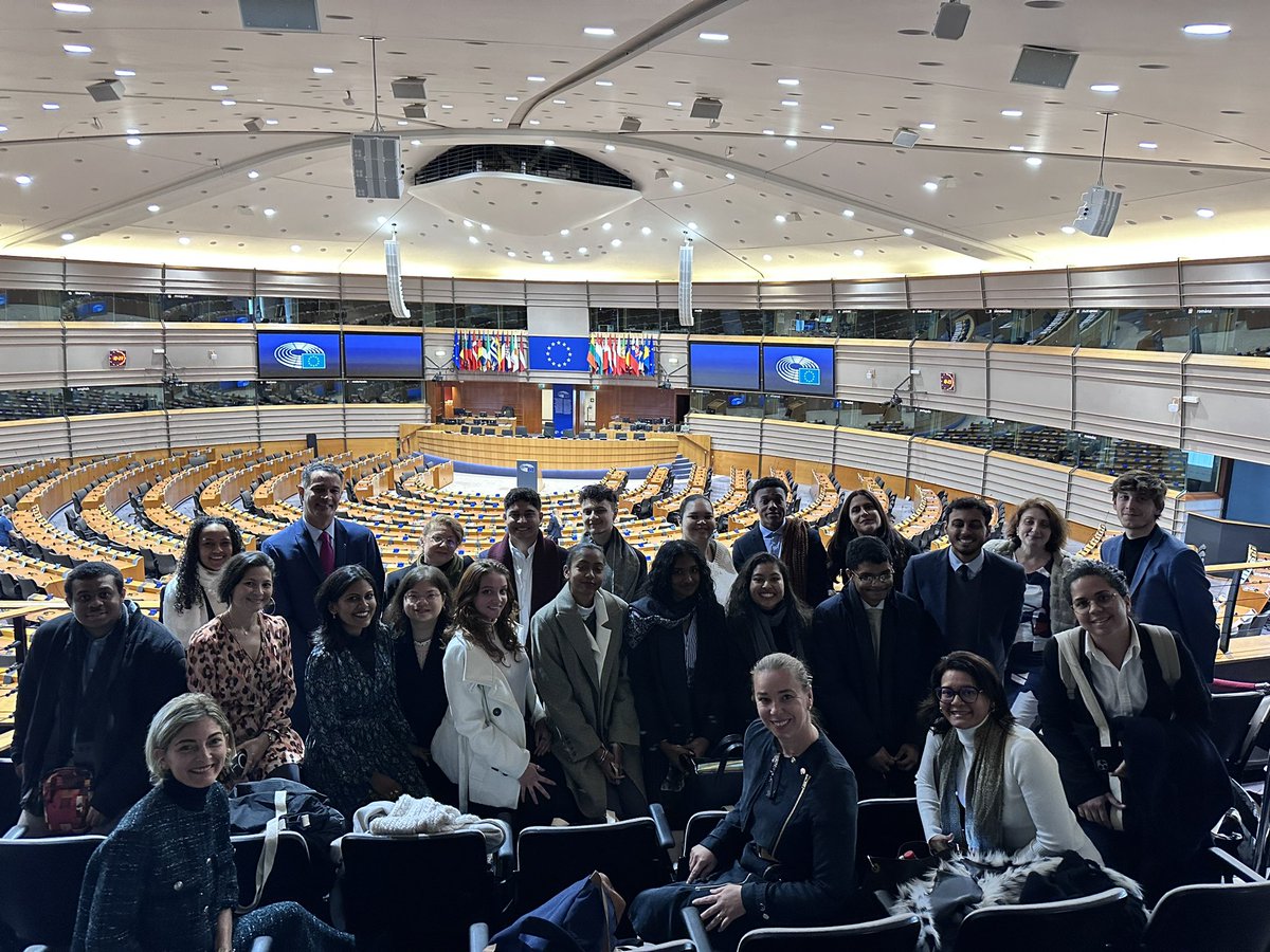 Ils sont l’Europe des Talents ✨ 🇪🇺Très heureux d’accueillir à Bruxelles les étudiants de l’ @Univ_Reunion rencontrés le mois dernier aux #ErasmusDays à La Réunion. Ils sont courageux et intelligents : nous avons besoin d’eux, de leur volonté d’engagement et de leurs rêves