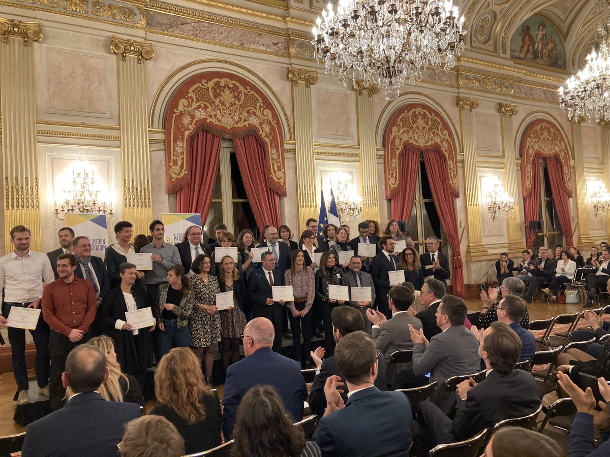healthdatahub's tweet photo. La Direction Citoyenne du HDH est lauréate du Trophées de la participation et de la concertation 2023 pour son initiative citoyenne de conférence de consensus sur le partage des données de santé pour la recherche, en partenariat avec @Fr_Assos_Sante et @PariSanteCampus https://t.co/nNsxH2SouB