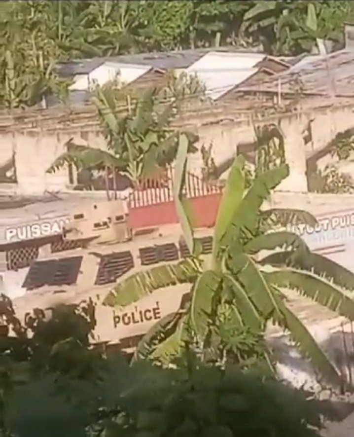 JeansamuelMathi's tweet photo. Furie de gangs armés à Carrefour:Départ forcé constaté des riverains de Sapotille,Tête à Source,Platali,Lagrenade,Dos-Bossus,Marrianie.Vue la montée en puissance des criminels en provenance de Grands-Ravine.En colère,les Carrefourois s'interrogent sur la mission de l'État. https://t.co/yP8zXlMHEz