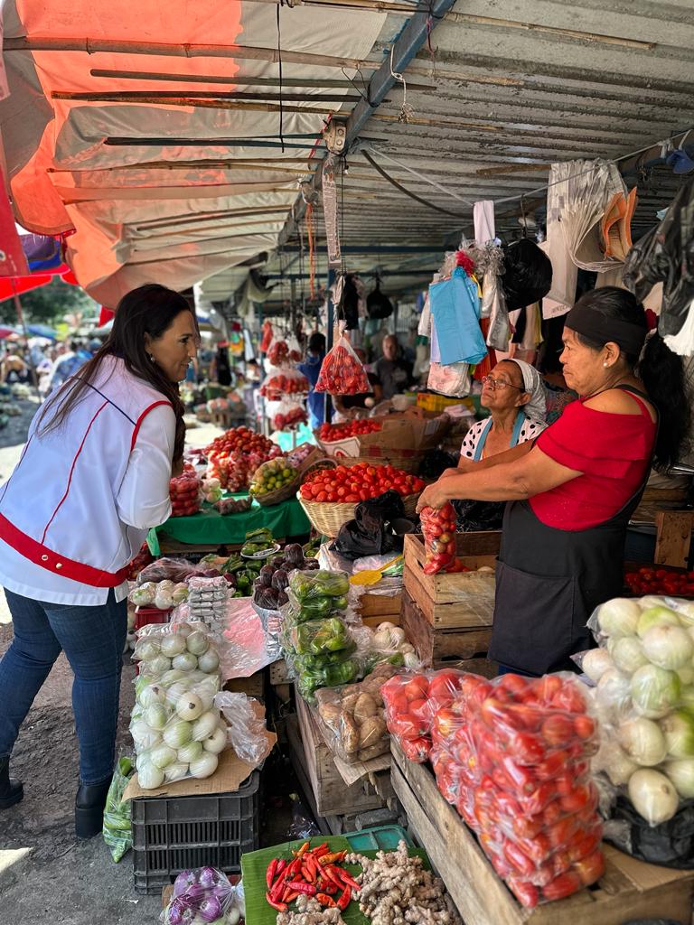 sector_comercio's tweet photo. ESTA MAÑANA TUVIMOS LA VISITA A LA CANDIDATA A LA VICEPRESIDENTA HILCIA BONILLA @hilcia2024 EN LAS INSTALACIONES DEL MERCADO CENTRAL S.S https://t.co/qFklLfgIBm