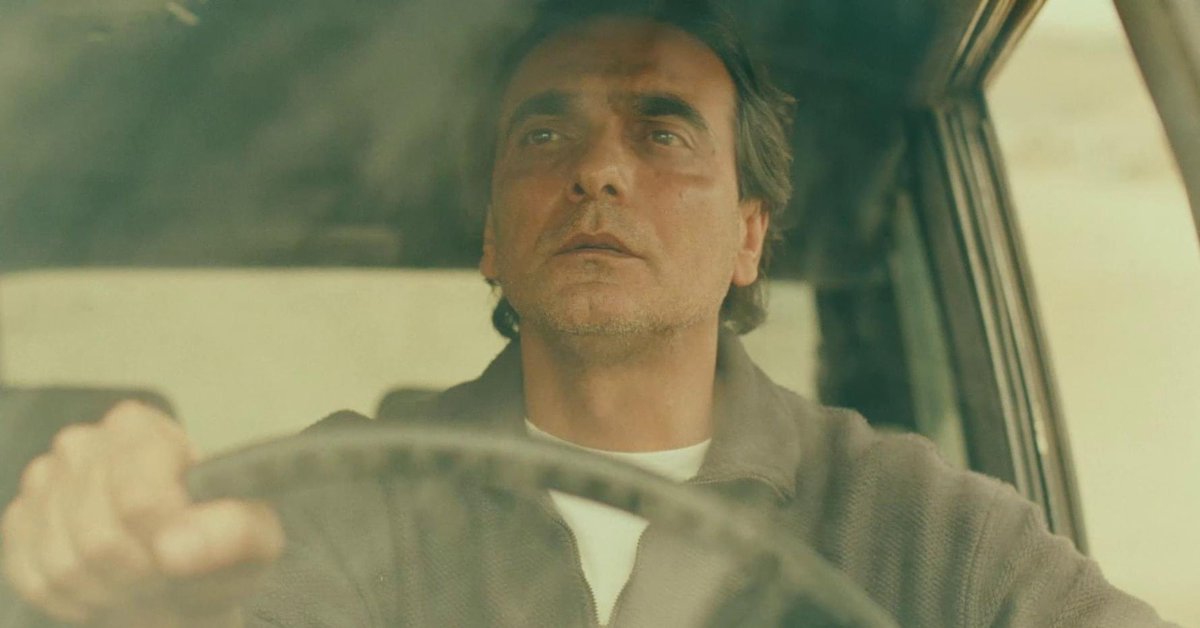 FilmsMk2's tweet photo. On the road with Abbas Kiarostami 🚗
Images from:
TASTE OF CHERRY, 1997
THE WIND WILL CARRY US, 1999
TEN, 2002
CERTIFIED COPY, 2010
LIKE SOMEONE IN LOVE, 2012
#TasteOfCherry #TheWindWillCarryUs #Ten #CertifiedCopy #LikeSomeoneInLove #AbbasKiarostami https://t.co/0nYiWpX7jq