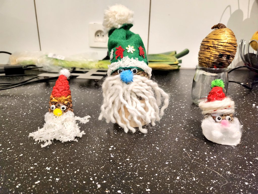 Journée pluvieuse.
 Activités décos de Noël avec les enfants.