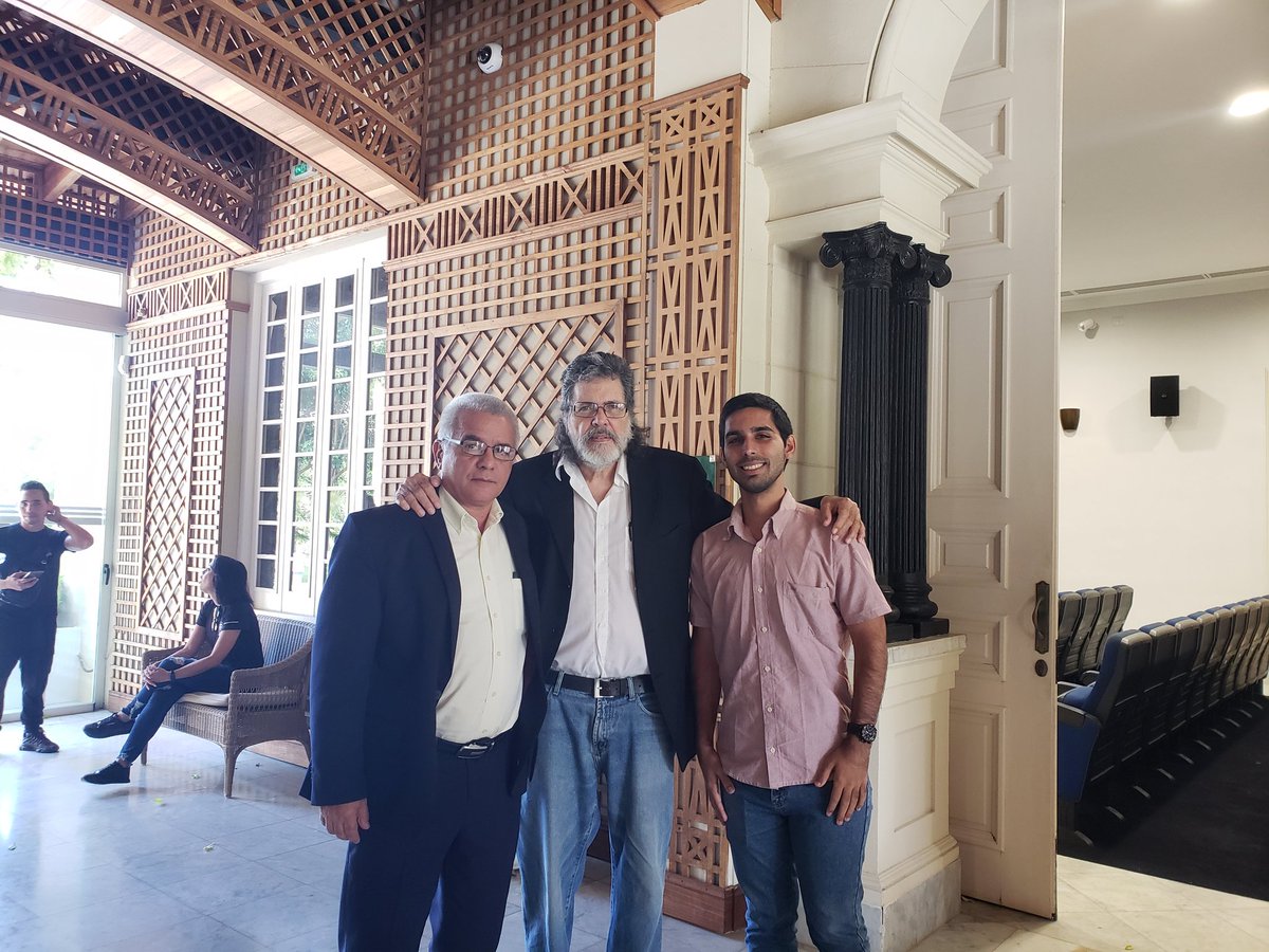 Hoy, en el <a href="/centrofidel/">Centro Fidel Castro Ruz</a>, participé en un conversatorio s/Fidel. Me tomé una foto c/dos de los panelistas: René Glez Barrios y el joven estudiante de Historia Alejandro Sánchez. Evocamos desde distintos puntos de vista el legado del Cubano Mayor. #FidelPorSiempre