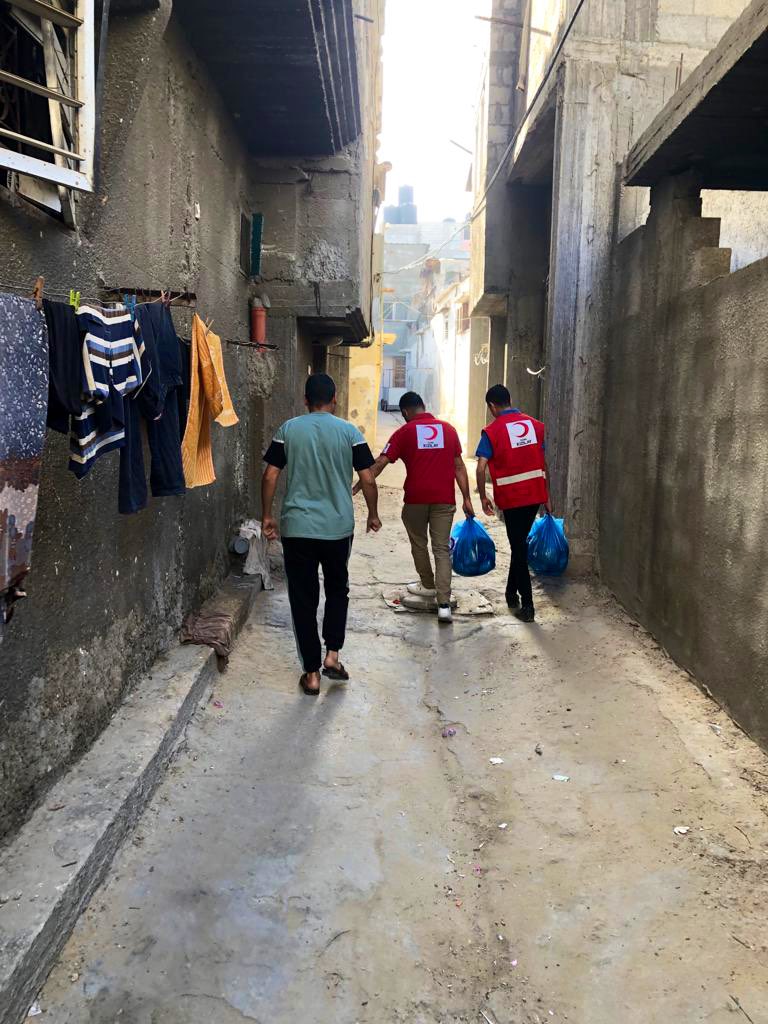 Gazze, son 100 yılda sayısız sıkıntı ve zorlukla karşı karşıya kaldı, ancak bu son dönemde yaşananlar benzersiz bir insani krizi yansıtıyor. 

Savaşın yıkıcı etkileri sivilleri vuruyor, su, gıda, sağlık hizmetleri gibi temel ihtiyaçlar her zamankinden daha fazla gerekiyor. #Gazze