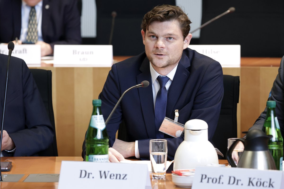 DIHK-Klimaschutzexperte Niclas Wenz warnt in der Anhörung des Umweltausschuss <a href="/Bundestag/">Deutscher Bundestag</a> zum Bundes-#Klimaanpassungsgesetz vor Belastungen für #Unternehmen. Das Thema Klimaanpassung ist für die #Wirtschaft im eigenen Interesse wichtig, aber hier droht vor allem #Bürokratie.