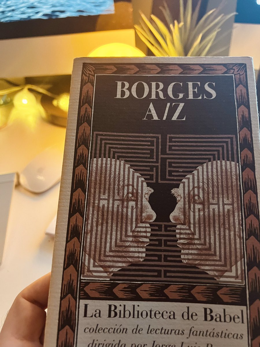 BorgesJorgeL's tweet photo. Inexistencia

No estoy seguro de que yo exista, en realidad. Soy todos los autores que he leído, toda la gente que he conocido, todas las mujeres que he amado. Todas las ciudades que he visitado, todos mis antepasados (...).
Quizá me hubiera gustado ser mi padre, que escribió y tuvo la decencia de no publicar (...).
Nada, nada, amigo mío; lo que le he dicho: no estoy seguro de nada, no sé nada. 
Imagínese que ni siquiera sé la fecha de mi muerte...

Sánchez Dragó, 1981.

Es que la filosofía es una ficción, el mundo entero es una ficción, yo, sin duda, soy ficción...

Sontag, 1985.