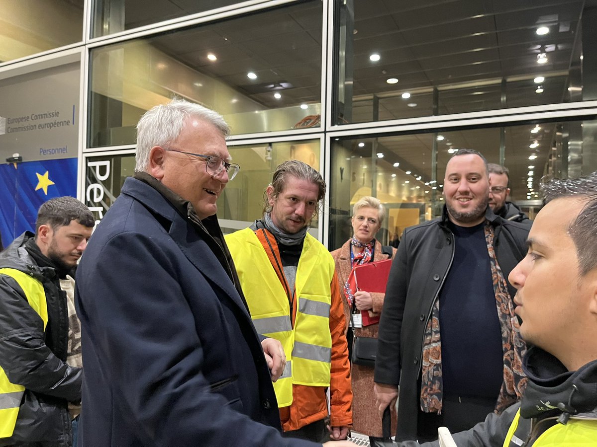 Before heading to the #platformwork negotiations, Commissioner @NicolasSchmitEU meets with the platform workers from several countries who have just cycled from Paris to Brussels in a bid for improved working conditions.  

“The Commission is committed”

#LaGrandeLivraison