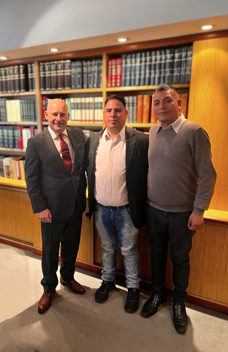 Doctor_Soto's tweet photo. El Of. Sergio Mamonte defendió un vecino en Berazatefui de un grupo de agresores con armas q lo golpeaban ferozmente. Mató un atacante q estaba armado pero fue preso por Homicidio Agravado. El Fiscal pidió prisión perpetua. Estuvo preso más de 2 años El Jurado Popular lo absolvió https://t.co/Z5WbMt68Wd