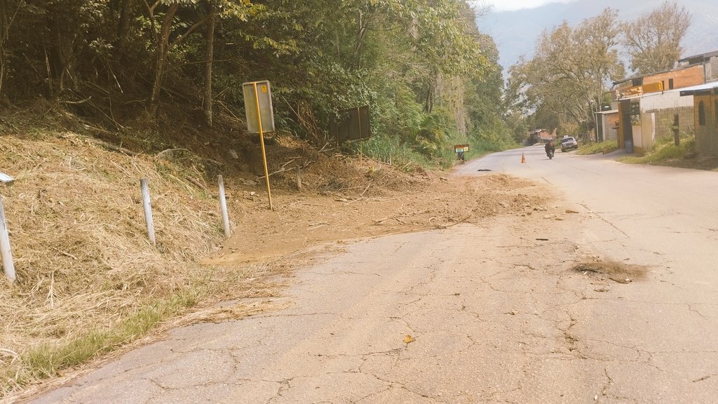 GiovannyMarRuj's tweet photo. Hace ya 3 días que ocurrió un deslave en la parte alta de #LosCuros #MunicipioLibertadorMerida y el Alcalde @Jesusaraque21 no ha echo nada por resolver.

Estará esperando que ocurra una tragedia con el tema del mantenimiento de las vías ,y las lluvias que están afectando todo? https://t.co/guL1ScJzM4