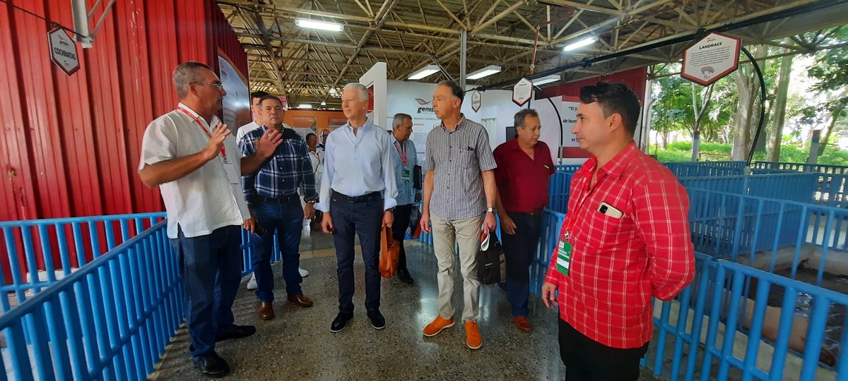 gensporcuba's tweet photo. 3ra jornada en #FIHAV2023.
Visitan área expositiva de GENSPOR Diretora de Desarrollo y Comunicadora del Gpor 
acompañando empresarios italianos que participan en el evento.
#Gpor 
#GENSPOR🇨🇺 https://t.co/SzpoEStvAp