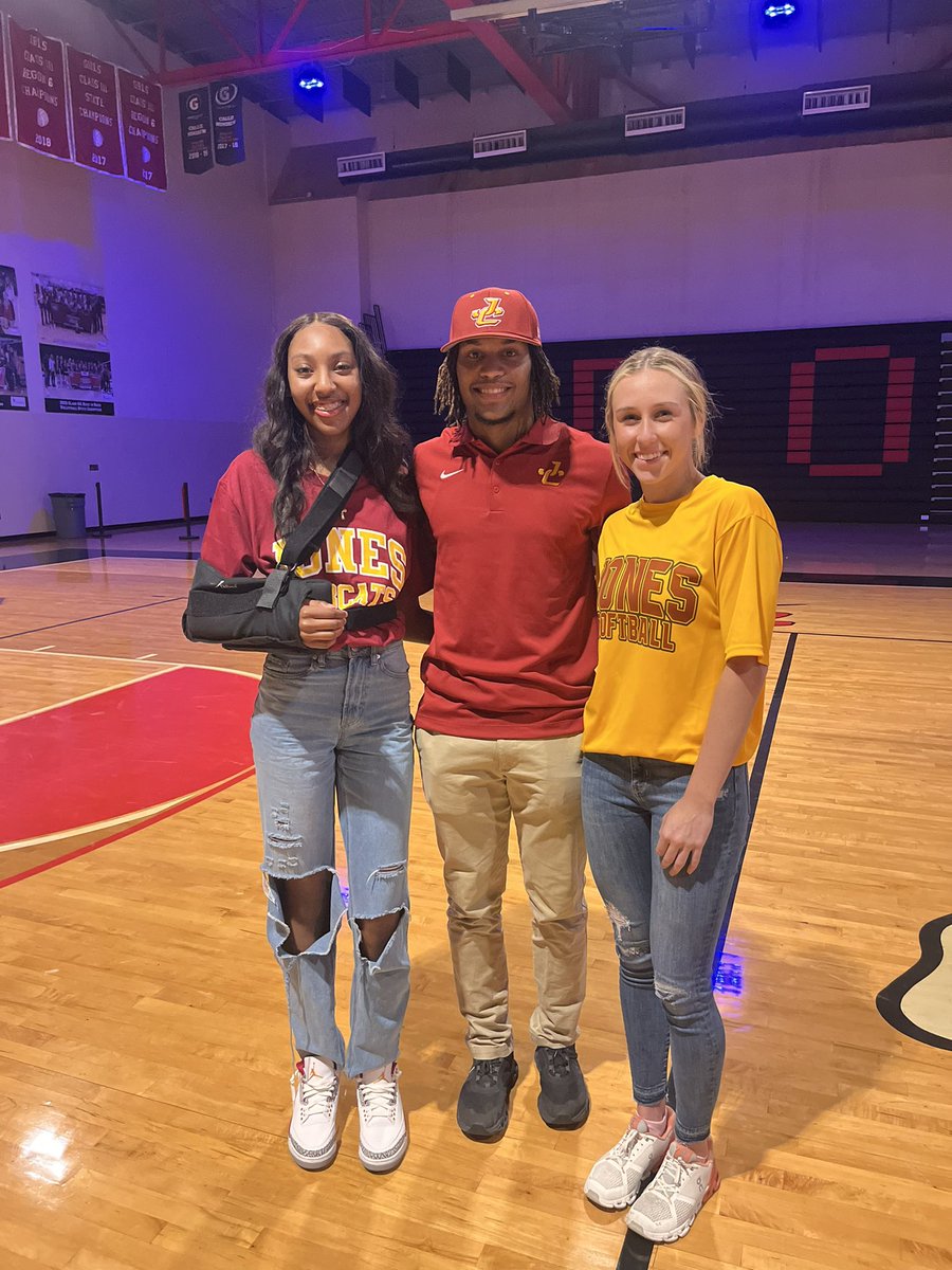 ChloeMJe's tweet photo. Love my bobcats! Can't wait to see what y'all accomplish!!!💛❤️ @JC_BobcatsSB https://t.co/pZk8KVdoiY