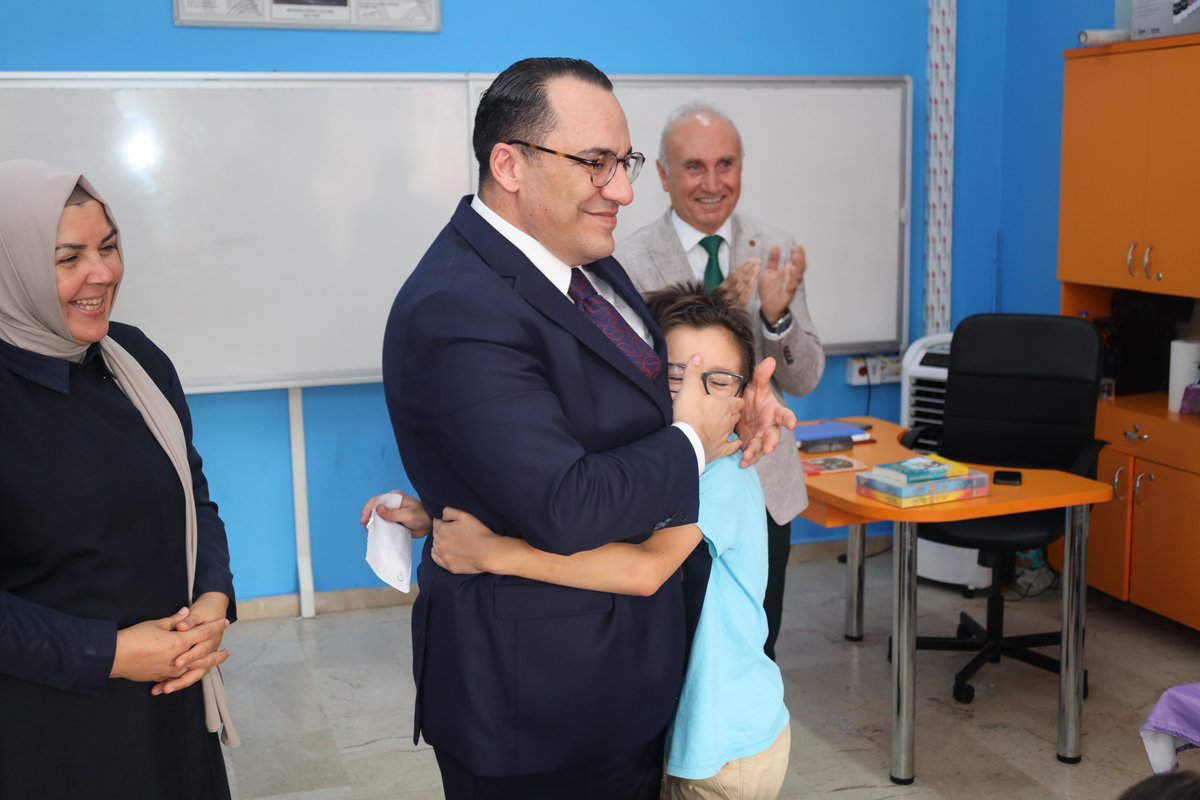 SisliKaymakam's tweet photo. Kaymakamımız Ahmet Gazi Kaya, İlçe Mili Eğitim Müdürü Sevgi Yücel ile birlikte Sait Çiftçi İlkokulunu ziyaret ederek, öğretmen ve öğrencilerle bir araya geldi. 

Sınıfları gezen Kaymakam Kaya, öğrencilere sohbet ederek, çeşitli hediyeler verdi. https://t.co/f0hG30IySW