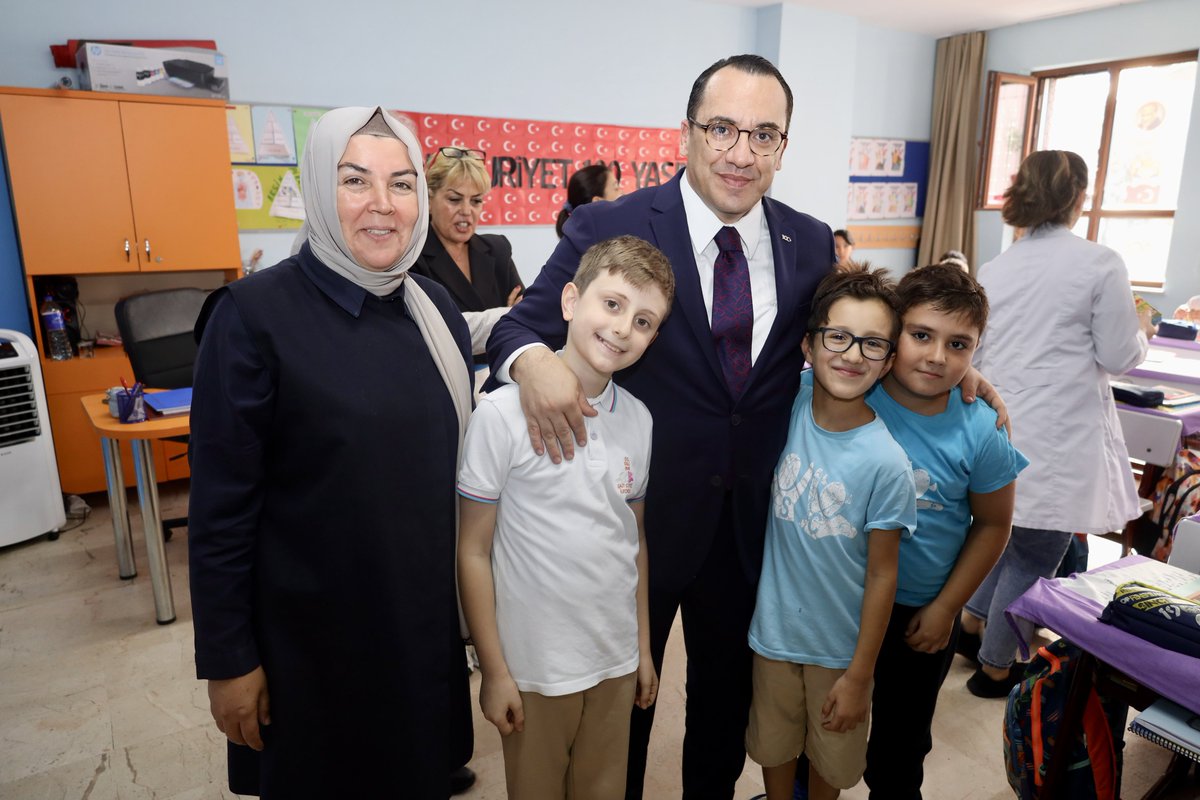 SisliKaymakam's tweet photo. Kaymakamımız Ahmet Gazi Kaya, İlçe Mili Eğitim Müdürü Sevgi Yücel ile birlikte Sait Çiftçi İlkokulunu ziyaret ederek, öğretmen ve öğrencilerle bir araya geldi. 

Sınıfları gezen Kaymakam Kaya, öğrencilere sohbet ederek, çeşitli hediyeler verdi. https://t.co/f0hG30IySW