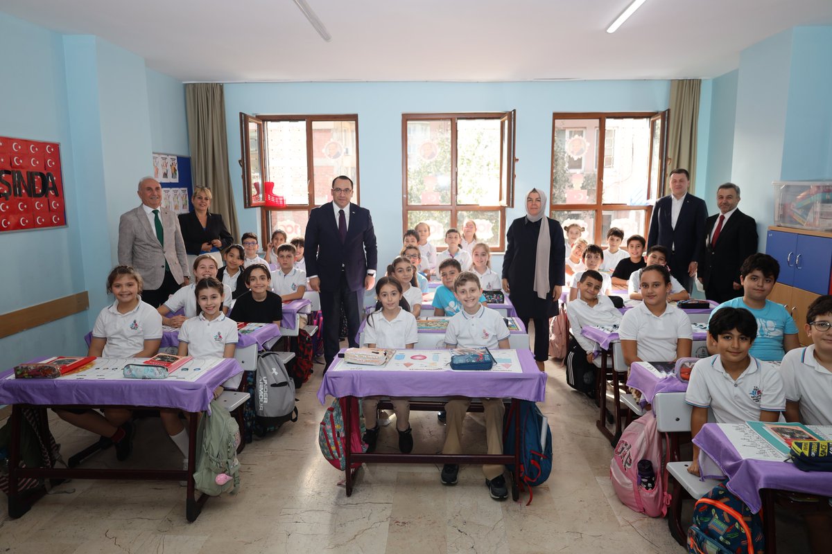 SisliKaymakam's tweet photo. Kaymakamımız Ahmet Gazi Kaya, İlçe Mili Eğitim Müdürü Sevgi Yücel ile birlikte Sait Çiftçi İlkokulunu ziyaret ederek, öğretmen ve öğrencilerle bir araya geldi. 

Sınıfları gezen Kaymakam Kaya, öğrencilere sohbet ederek, çeşitli hediyeler verdi. https://t.co/f0hG30IySW