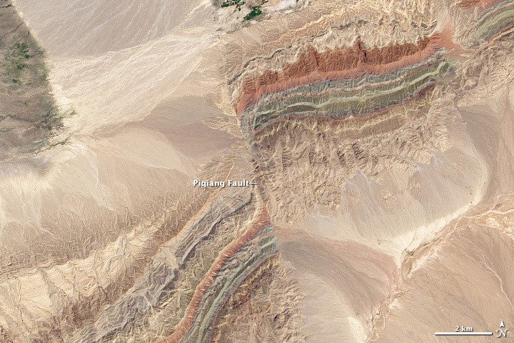 ingeododo's tweet photo. Vamos con un hilo 🧵⤵️ de #Geología desde el cielo

¿Qué podemos ver?  ein??

Esta imagen os debe sonar un montón. Es una falla, claro. Pero con más cositas en la zona

 ¿Me acompañas?⤵️⤵️ https://t.co/QshRoi2zIZ