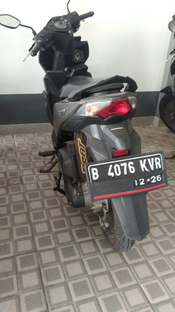 akilphobia's tweet photo. hi guys yang daerah kota malang minta tolong yaa kalo liat motor beat abu plat nya kayak difoto ini boleh banget langsung dm aku yaa, last seen 8 november 2023 jam 23.30 an di Alfamart dewandaru, likes and rt juga bantu kokk, thankyouu💞 #malang #dewandaru #suhat https://t.co/oUkDNrLhCv