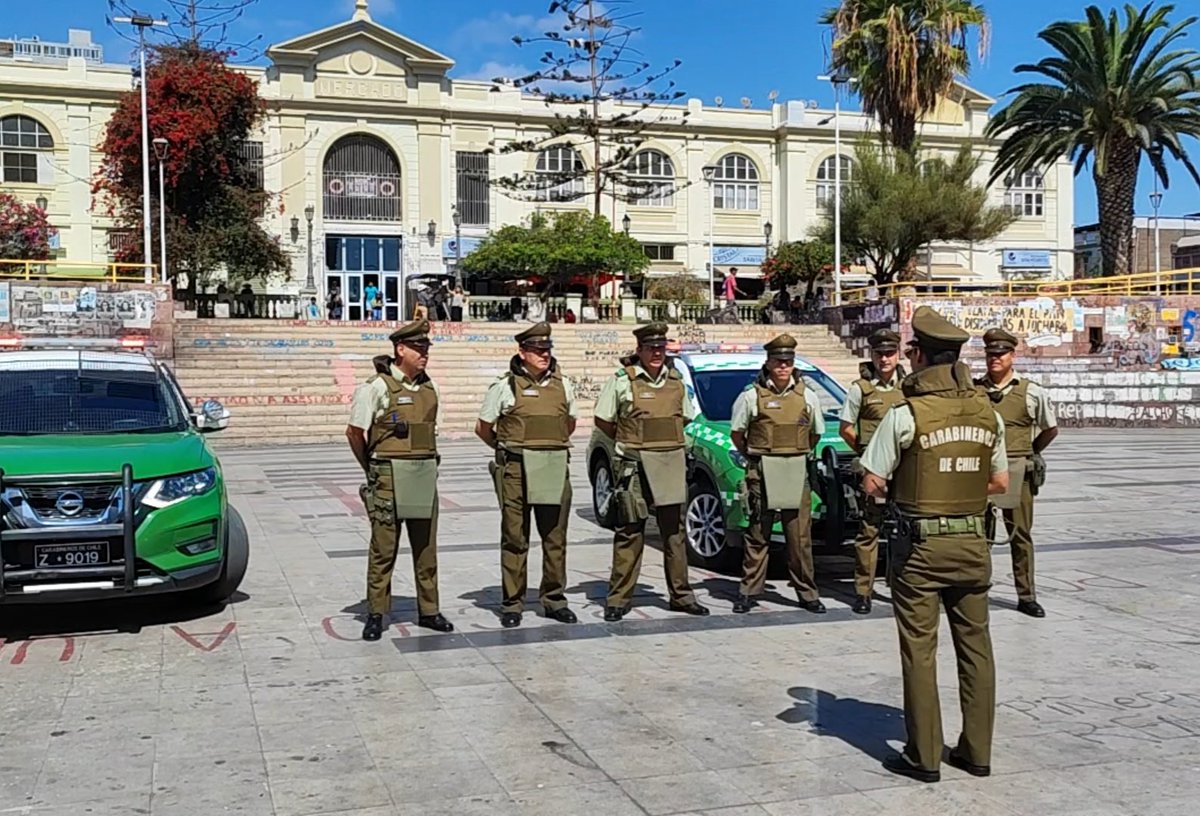 CarabAntof's tweet photo. #Antofagasta: Carabineros realiza sus preparaciones de turno en lugares públicos para  salir a patrullar las calles del sector céntrico y alrededores, esto para dar seguridad a nuestros vecinos.
#CarabinerosDeTodos https://t.co/CAOssivpnJ