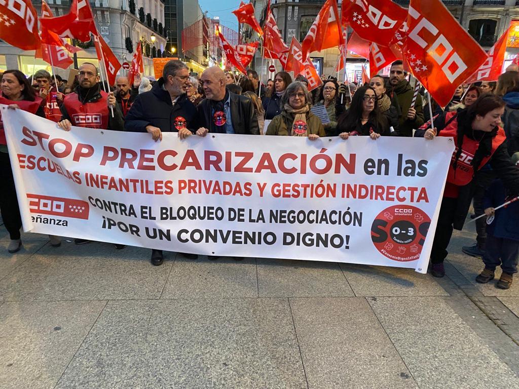 CCOOMadrid's tweet photo. 🔴Estamos recorriendo el centro de #Madrid para exigir el desbloqueo de la negociación colectiva que perpetúa la precariedad de las plantillas de la Educación Infantil. 
📢¡Contra el bloqueo y la precarización!
📢¡Por un convenio digno! https://t.co/7Nk2fKCO3o
