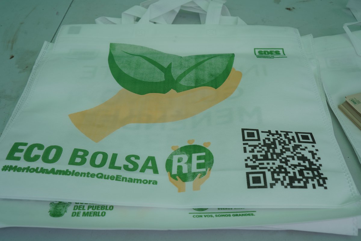 MerloGob's tweet photo. Jornada de #concientización ambiental en la Plaza Néstor Kirchner donde los vecinos llevaron sus reciclables y los canjearon por por una #BolsaReutilizable a través del programa “Eco Bolsa RE”

Mirá el #Video 
https://t.co/E3NZLJMn8L

#Merlo #MerloGob #GustavoMenendezIntendente https://t.co/VPj54W83RI