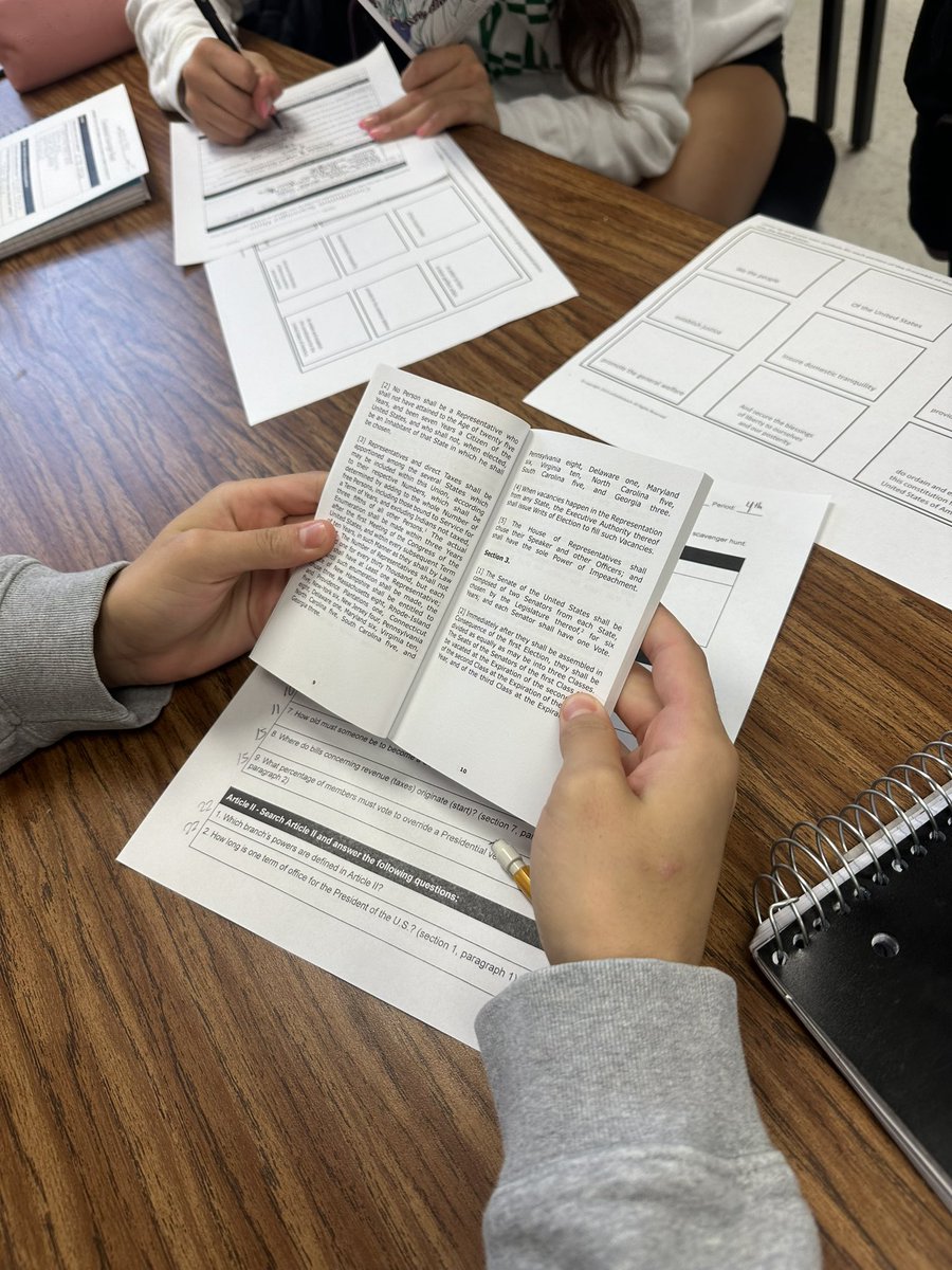 Using our pocket Constitutions to know our rights! Thank you <a href="/SecondaryComal/">Patricia Nieto</a> <a href="/IllianaGonzales/">Illiana Gonzales</a> kids always love these