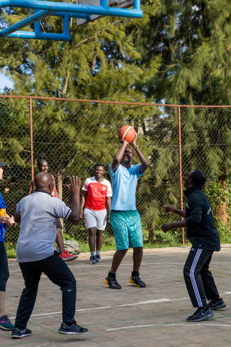 🇷🇼❤️ Really beautiful moment from a friendship basketball 🏀 match between our #Anesthesia Residents and @CAS_IEF team We are Grateful to Volker, Amy @jbbreau @LukeWiseman4 taking Residents well-being seriously It is important to make ourselves #happy and #healthy #Wellbeing