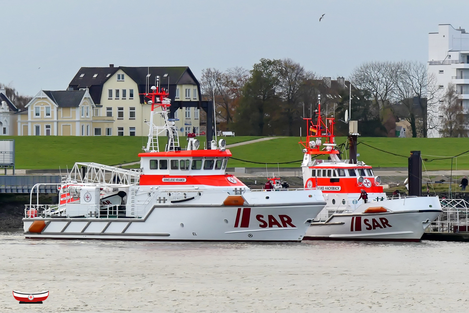 Seenotretter's tweet photo. #Seenotretter-Wachwechsel 👭 heute an der Elbmündung: Während einer kurzen Werftzeit 🛠️ der ANNELIESE KRAMER in den nächsten Tagen übernimmt die HANS HACKMACK die #DGzRS-Station #Cuxhaven. Anschließend verholt sie zur Stationsvertretung nach #Olpenitz. 🤝 #TeamSeenotretter https://t.co/j3xdJcHWFP