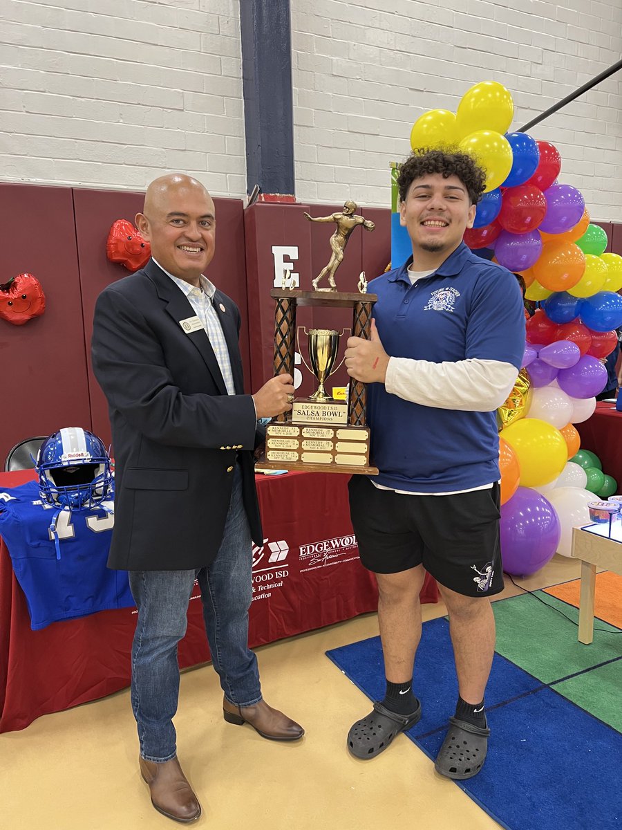 CRamirezDeLopez's tweet photo. Come meet Ab our future ⁦@EISDMemorialHS⁩ educator talk about joining our program ⁦@EISDofSA⁩  and show off his Salsa Bowl trophy! ⁦@DrH_OnTheEdge⁩ ⁦@Coach_POrtega⁩ https://t.co/x0chPumfwt