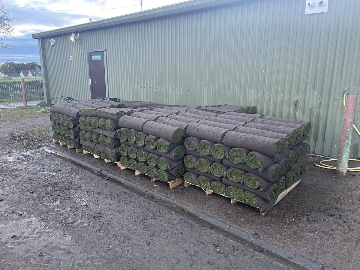 neilhogg73's tweet photo. 400 rolls of turf laid. Great effort from the team getting it all done plenty of laughs along the way to. 👏👏💪💪💪@golf_hamilton @Greentech_Ltd @RyanGreentech @Inturf https://t.co/c7BE9IlKUe