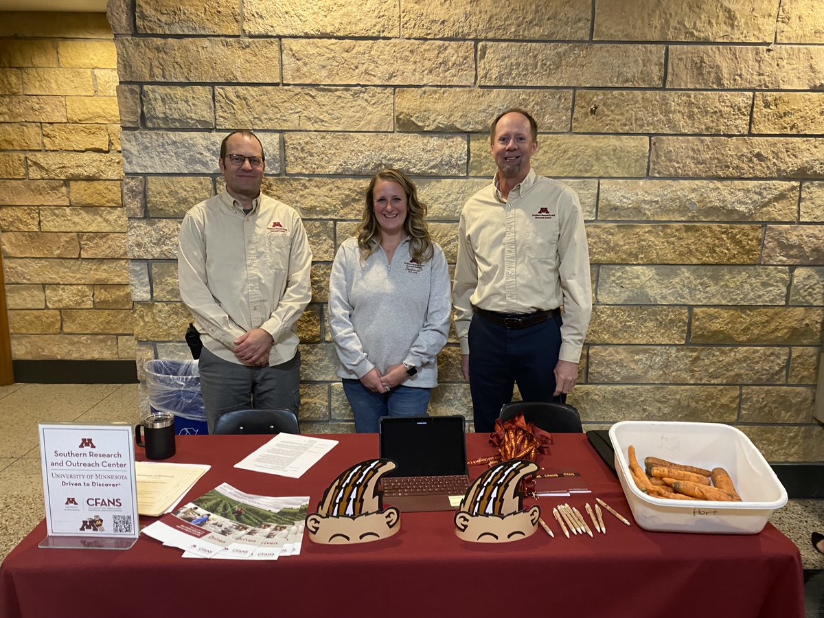 Hanging out with @SROCcrops and <a href="/jvetsch2/">Jeff Vetsch</a> at the <a href="/SCCollege/">SouthCentral College</a> "Partnering with Agribusiness Day" to tell students about jobs and internships at the SROC.