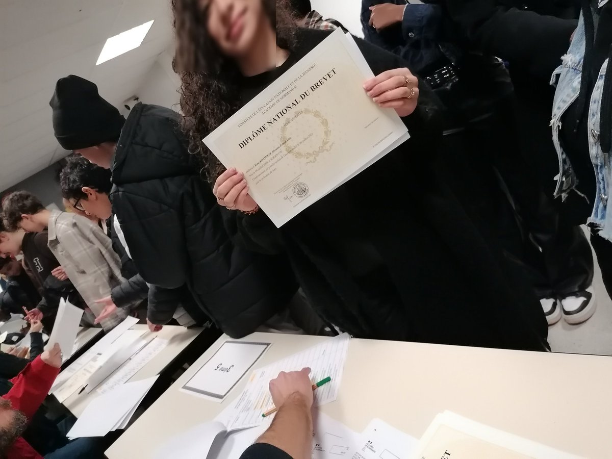 Ils sont tous là au @CamilleRouen pour la cérémonie républicaine de remise des diplômes du DNB/DELF/CFG. Nous sommes fiers de pouvoir les féliciter pour cette réussite et de les encourager pour d'autres à venir. Félicitations à toutes et à tous 👏👏👏