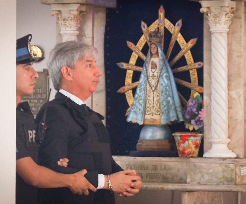 EmiliaCabreraH's tweet photo. El juez Walter Bento, designado por Nestor Kirchner, detenido hoy en Mendoza luego de que se resolviera su destitución. https://t.co/JeJ0Z4mzUr