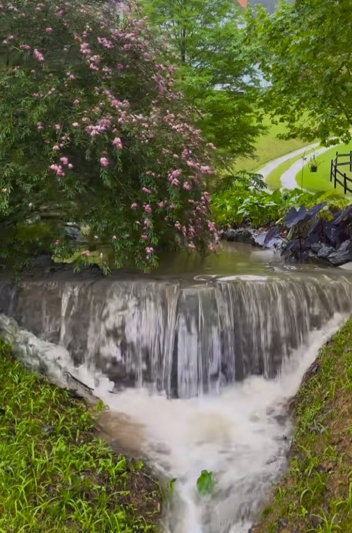 NancyDi301258's tweet image. En Santo Domingo República Dominicana está lloviendo mucho en estos momentos en San Cristóbal hecho está él es el que va #8deNov
#Lluvias #Onamet