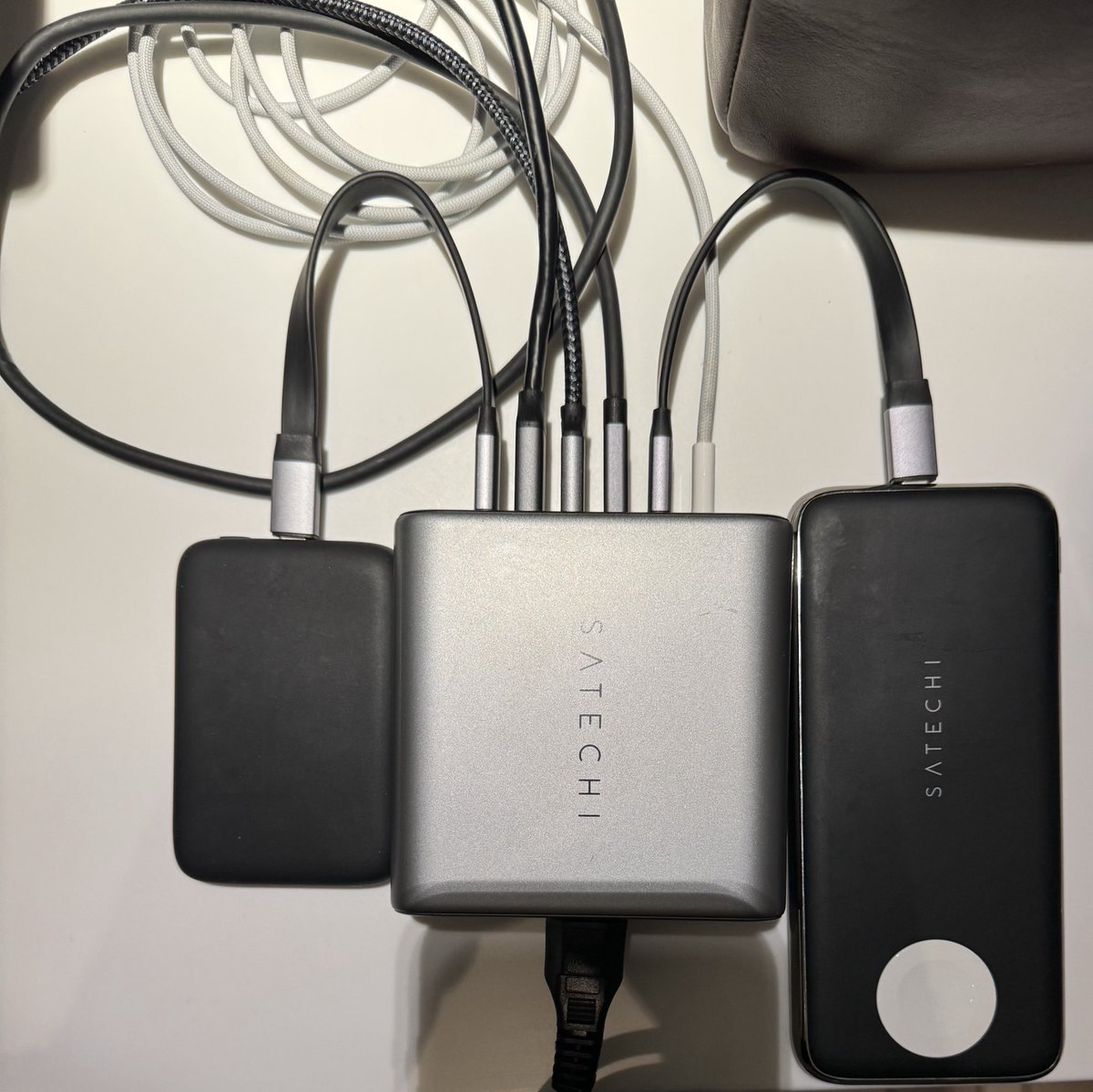 zhongnanhai's tweet photo. I don’t want to make an ad for @Satechi, but I’m a fan. This 200W beast is so awesome for #traveling. #nousba #usbclife https://t.co/4SOu2F07mg
