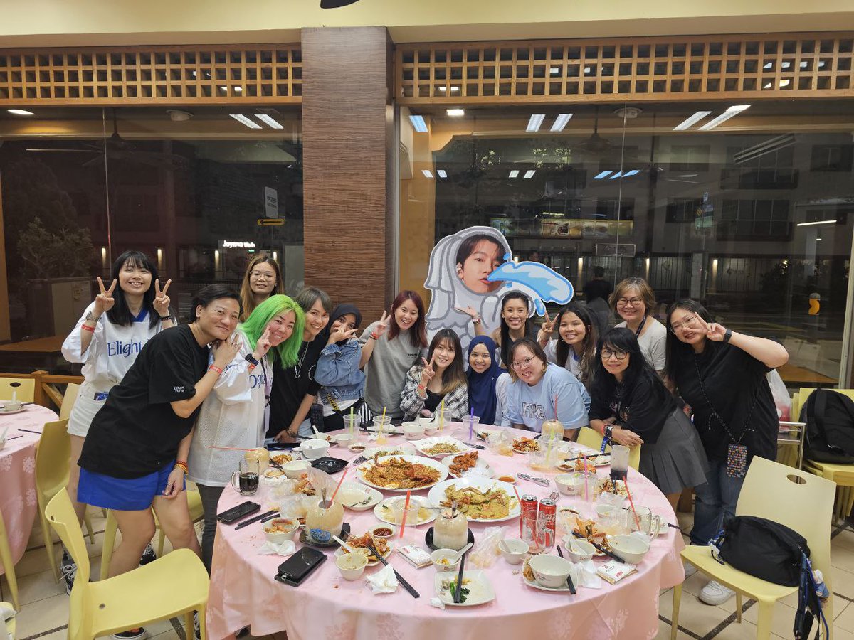 iamblur86's tweet photo. Muz # 1st
#merhyuk #merhae or else will kena from @84793
Well done @SGELFontheroad !!! It's a huge success! @SJ_DnE_official @donghae861015 @AllRiseSilver will be expecting more next event! Rest well and we still have a super looooong flowery road ahead!
#DElight_PartyinSG https://t.co/jlI9xB6HY1