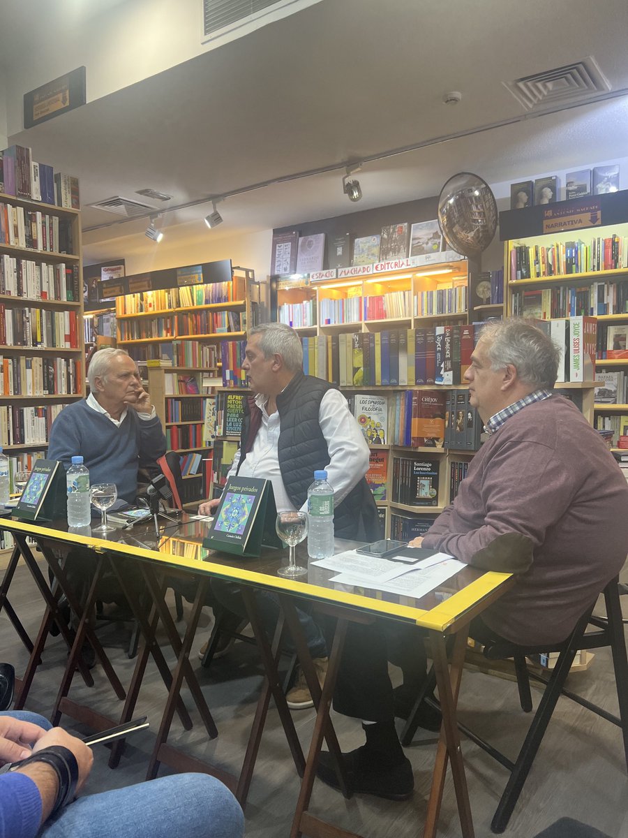 Juan Cruz presenta al poeta Carmelo Chillida ⁦<a href="/carmelochillida/">Carmelo Chillida</a>⁩ por su libro Juegos Privados. David Malave es el editor, Ediciones Kalathos