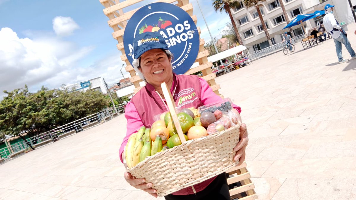 DesarrolloBta's tweet photo. #VenYa ¿Quieres conocer de cerca a los productores y productoras de la Bogotá Rural y la Región Central?.
¡Aún estás a tiempo!
Ven a los #MercadosCampesinos y descubre la pasión que ponen en cada uno de sus productos.
📍 @ConcejoDeBogota
🕓 Hasta las 4:00 p.m.
🗓️ 8 de nov. https://t.co/Cu8Ldnp8U9