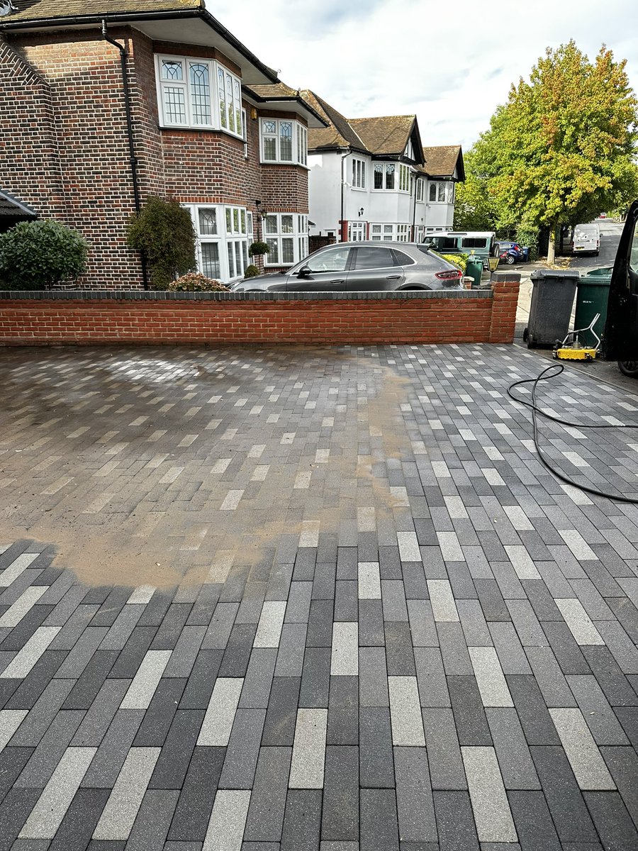 PushingpLTD's tweet photo. That’s Another Job done ✅ 
#transformation 

Get in Touch
@pushingpressureltd on Facebook, YouTube, Instagram &amp; Tiktok
📧 pushingpressureltd@outlook.com
📞 07376747629

#pressurewashing #oddlysatisfying #property #homemakeover #HomeImprovement https://t.co/HWmgfRDkR2